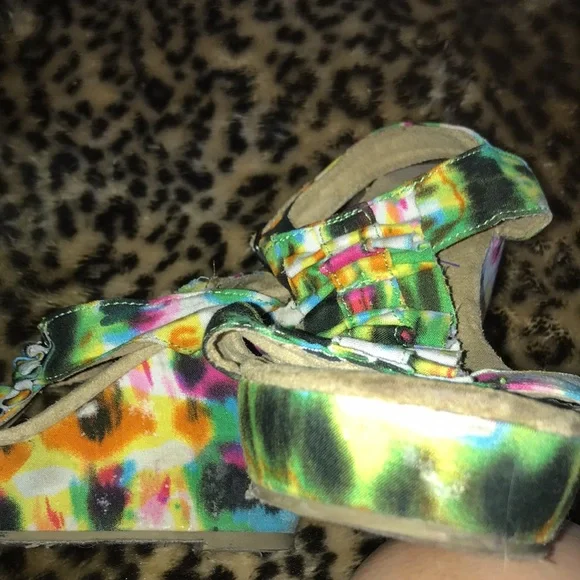 Super Cute Tie-Dye Wedges - Picture 12 of 12